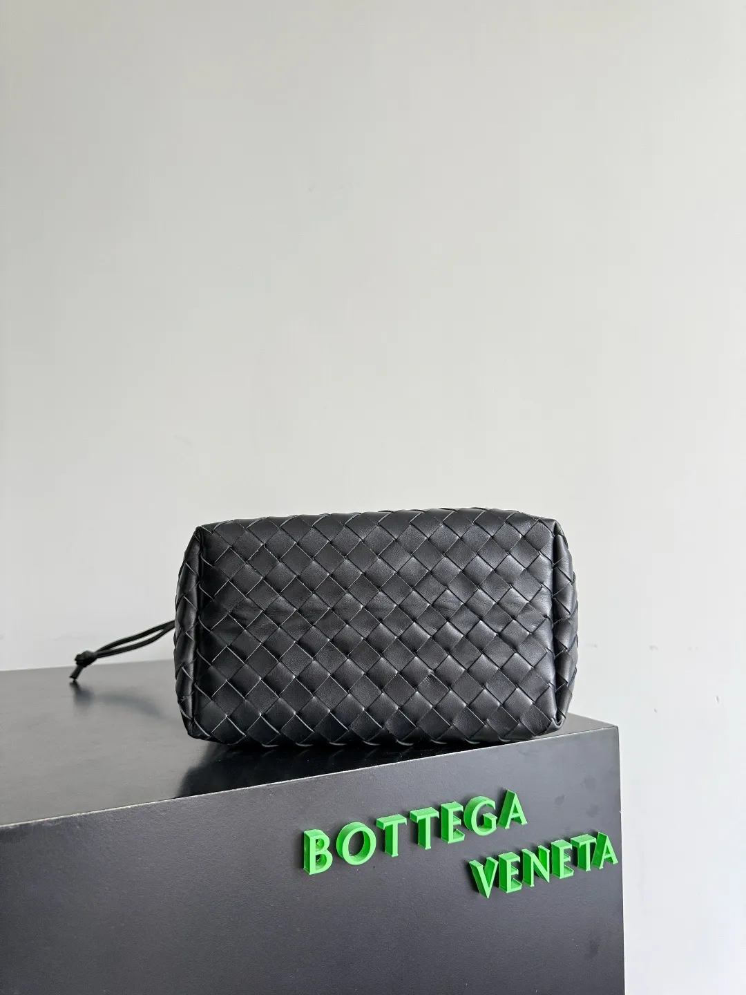 Batch 2280 BOTTEGA VENETA2025 new woven Biblioteca Bucket perfectly integrates casual texture, using classic Intrecciato woven leather, which feels soft but stiff, allowing the bag to drape naturally without losing the three-dimensional effect. The drawstring design of the drawstring pocket makes opening and closing more direct and adds a casual atmosphere. If you are on a short business trip, you can put some skin care samples in your bag. The front compartment or rear zipper can also be used to store ID cards, bank cards, etc. The solid color design of the bag is very versatile, and it doesn’t feel too picky when paired with any clothes. The leather material is also very high-quality! Style number: 836020 Size: 24*33*14cm